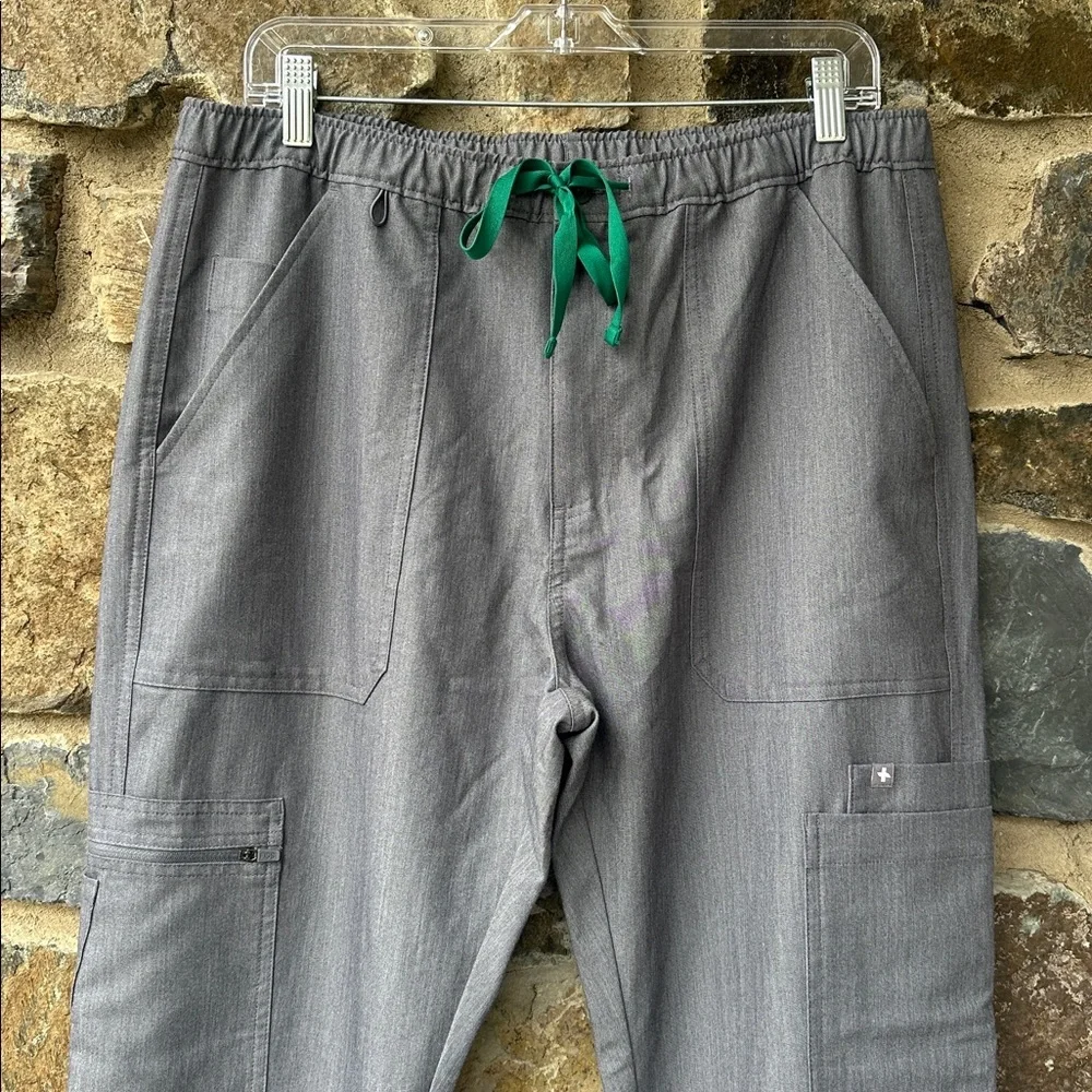 Figs Men's 'Cairo' Cargo Scrub Pants in 'Graphite' Gray/Green Size Large